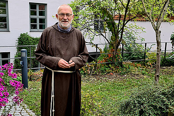 Bruder Paulus Terwitte im Gärtlein des Münchner Kapuzinerklosters St. Anton in der Isarvorstadt