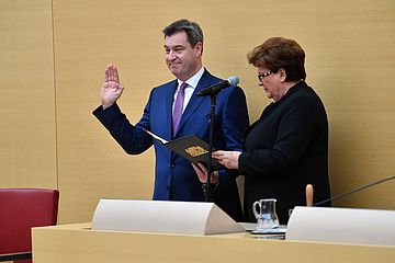 Markus Söder wird nach der Wahl von Landtagspräsidentin Barbara Stamm nach der Wahl vereidigt.