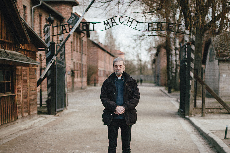 Pfarrer Manfred Deselaers vor dem ehemaligen Vernichtungslager Auschwitz-Birkenau