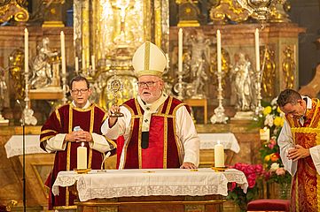 Kardinal Reinhard Marx am Altar