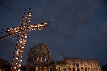 Kreuz vor dem Kolosseum in Rom