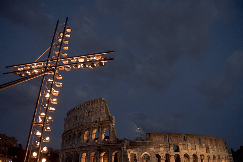 Kreuz vor dem Kolosseum in Rom