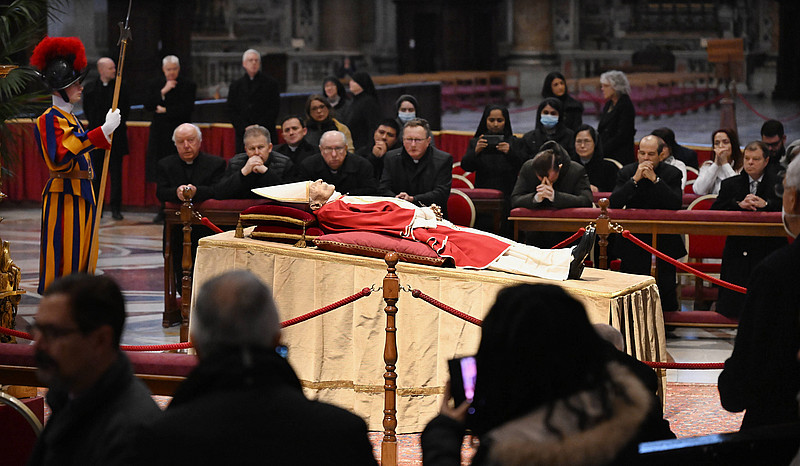 Menschen stehen um aufgebahrten Leichnam von Benedikt XVI: