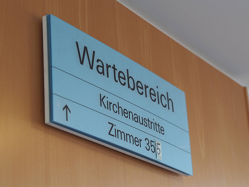 Schild "Wartebereich Kirchenaustritt" im Kreisverwaltungsreferat Ruppertstrasse München