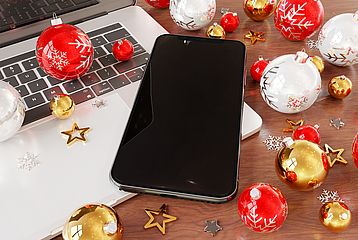 Weihnachtskugeln mit Handy und Tablet