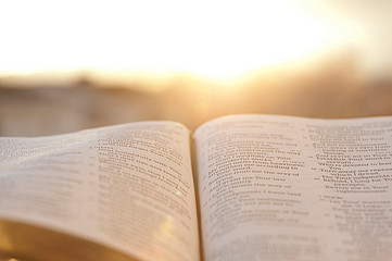 Bibel mit Sonnenaufgang
