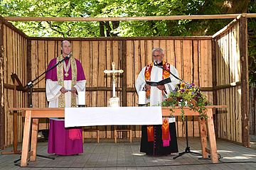 Stiftspropst Monsignore Dr. Franz-Josef Baur (l.) und Pfarrer Monsignore Josef Thalhammer im Gottesdienst.