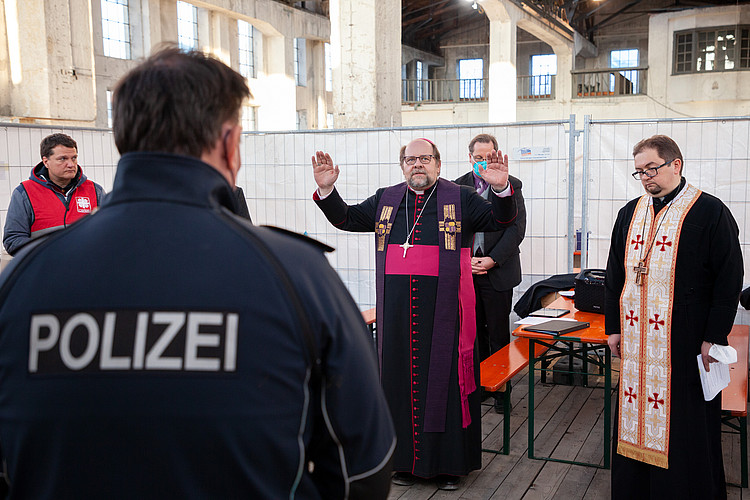 Der ukrainische Priester Andriy Dmytryk (rechts) feierte das Friedensgebet mit.