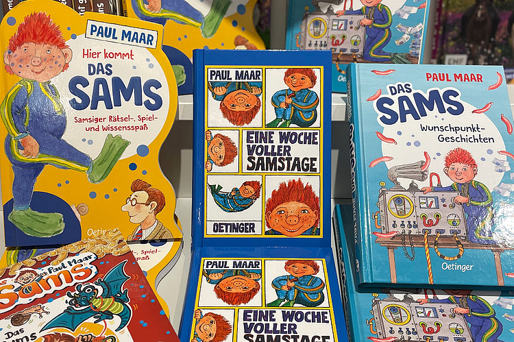 Hier ist eine Sammlung von Sams-Büchern in der Buchhandlung des Michaelsbundes zu sehen.