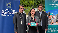 Abt Johannes Eckert, Lisa Schulz von Time Ride und Brauerei-Betriebsleiter Alexander Reiss