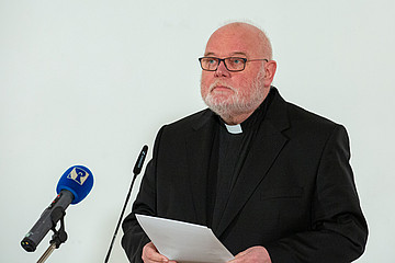 Kardinal Reinhard Marx vor Mikrofon