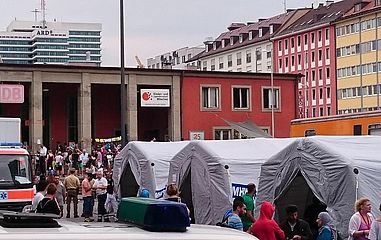 Vor dem Münchner Hauptbahnhof werden Flüchtlinge von Hilfsdiensten in Empfang genommen und betreut. 