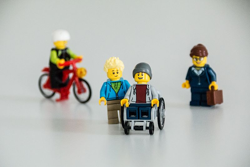 Die dänische Spielzeugfirma "Lego" hat eine Figur im Rollstuhl auf den Markt gebracht.
