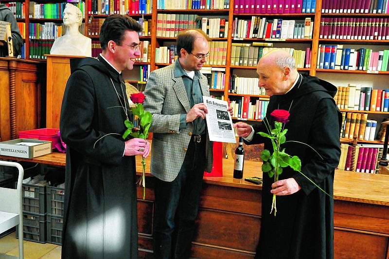 Abt Johannes Eckert, Florian Ertl, stellvertretender MK-Chefredakteur, und Jubilar Altabt Odilo Lechner