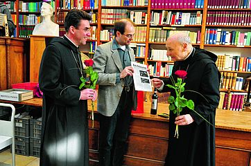 Abt Johannes Eckert, Florian Ertl, stellvertretender MK-Chefredakteur, und Jubilar Altabt Odilo Lechner