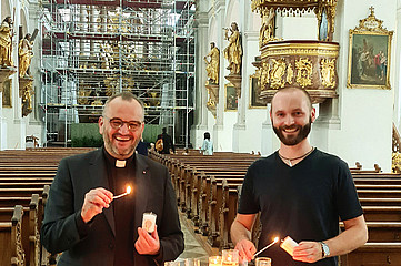 Pfarrer Daniel Lerch (links) und Hausverwalter Stephan Thalhammer vor dem Spendentisch