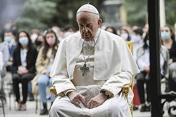 Papst Franziskus betet den Rosenkranz an der Lourdes-Grotte in den Vatikanischen Gärten.