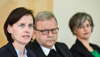 Andrea Qualbrink (l.), Bischof Franz-Josef Bode und Birgit Mock bei einer Pressekonferenz in Lingen