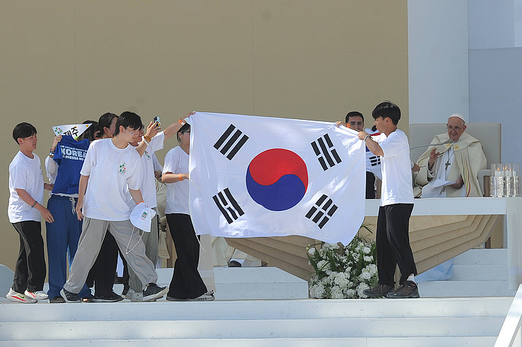 Jugendliche mit Südkorea-Fahne, im Hintergrund Papst Franziskus