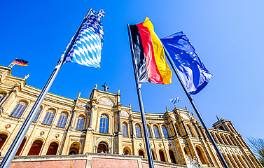Flaggen vor bayerischem Landtag