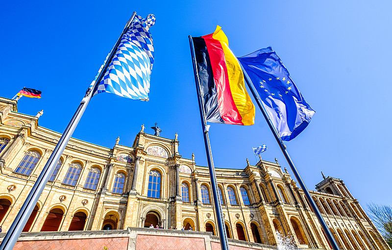 Flaggen vor bayerischem Landtag