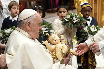 Papst Franziskus mit Jesuskind auf dem Arm