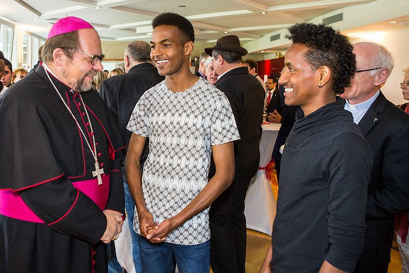 Weihbischof Wolfgang Bischof sieht in dem neuen Jugendhaus ein Werk der Barmherzigkeit.