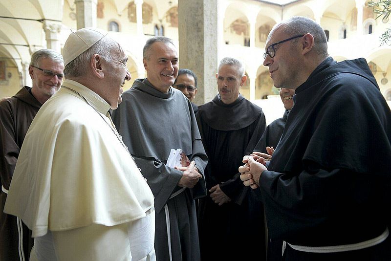Papst Franziskus trifft anlässlich der Veröffentlichung seiner Enzyklika Ordensmänner in Assisi.