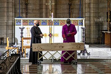 Der Sarg des emeritierten südafrikanischen Erzbischofs Desmond Tutu wird in der St. Georgs-Kathedrale in Kapstadt aufgebahrt.