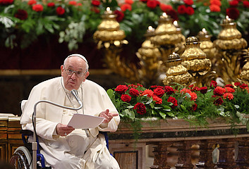 Papst Franziskus sitzt in einem Rollstuhl.