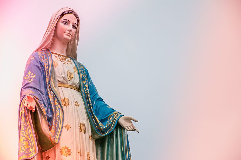 Eine Statue der Gottesmutter Maria