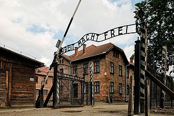 Das Eingangstor zum ehemaligen Konzentrationslager Auschwitz I mit der Aufschrift 