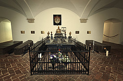 Mit frischen Blumen, einer nachgebildeten Krone und einem Metallgitter ausgestattete Grabstelle Ludwigs II.