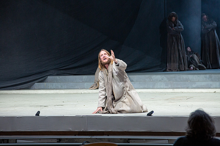 Schauspieler Frederik Mayet auf dem Boden sitzend als Jesus