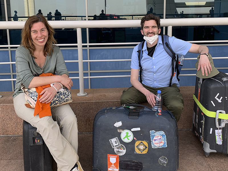 Barbara Brustlein und Christian Selbherr 2021 am Flughafen von Dakar, Senegal