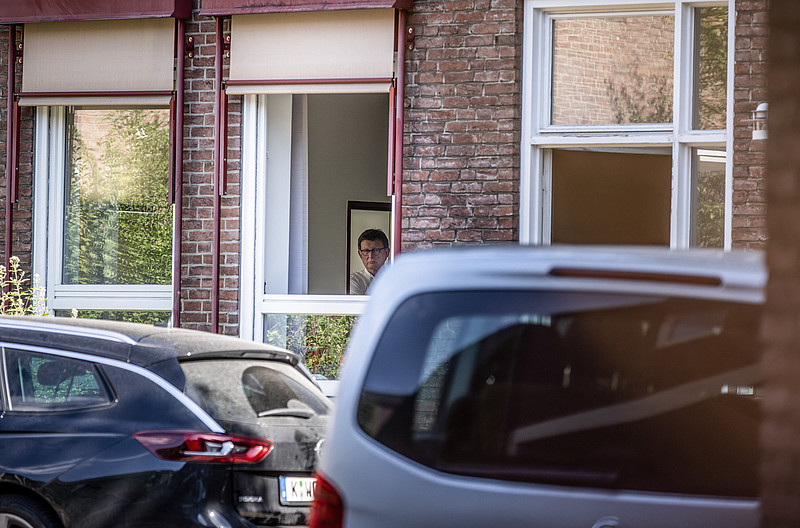 Kardinal Rainer Maria Woelki guckt aus dem Fenster des erzbischöflichen Hauses  in Köln, während Mitglieder der Staatsanwaltschaft Köln eine Durchsuchung im Haus durchführen.