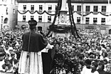 Empfang auf dem Marienplatz in Freising paar Tage nach seiner Bischofsweihe 1977.
