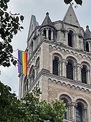 Die Regenbogenfahne am Turm der Kirche St. Maximilian in München