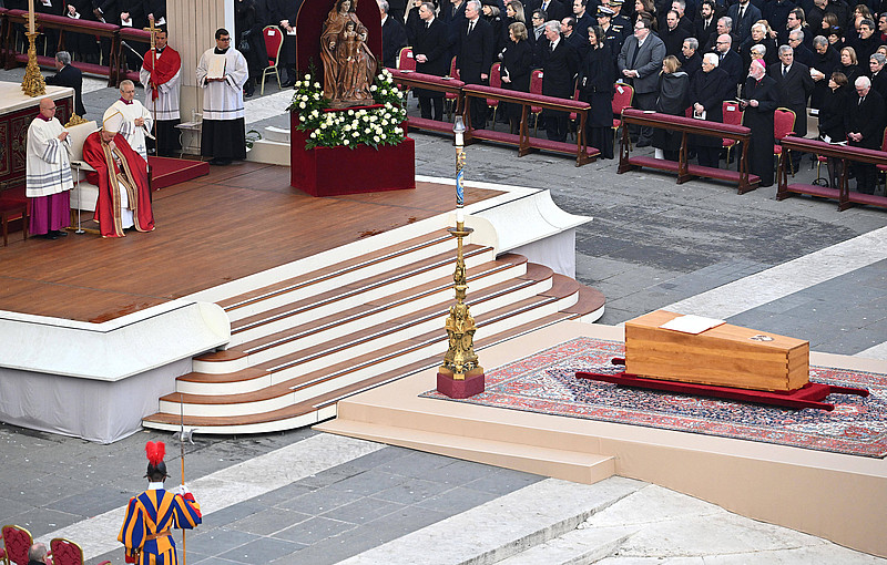 Sarg von Benedikt XVI. auf den Petersplatz
