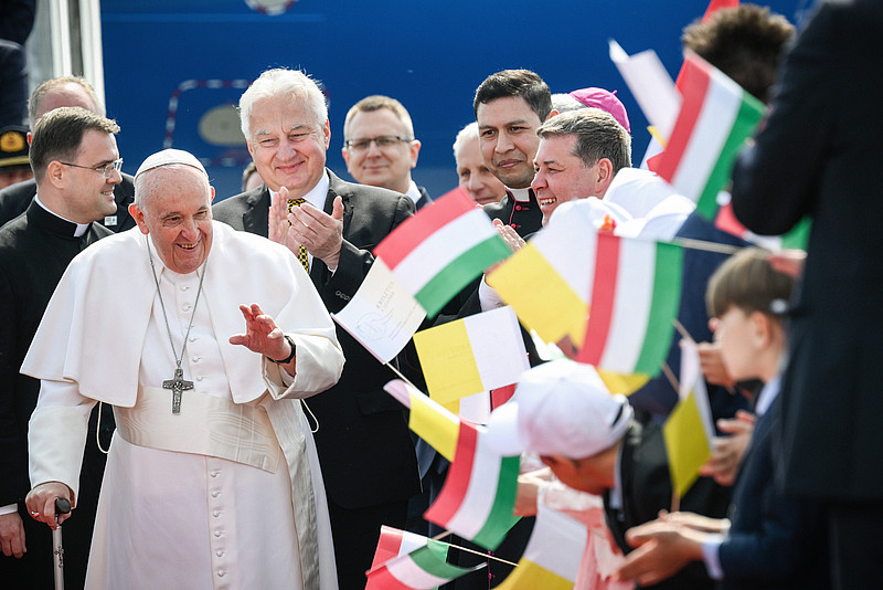 Papst Franziskus segnet Menschen, die ihm bei seiner Ankunft zujubeln.
