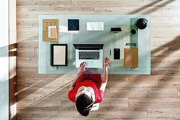 Wer an einem aufgeräumten Schreibtisch sitzt, ist innerlich strukturierter und hat seine Aufgaben besser im Griff.