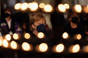 Bundeskanzlerin Angela Merkel mit Mundschutz und geschlossenen Augen während eines ökumenischen Gottesdienstes für die Opfer der Flutkatastrophe am 28. August 2021 im Aachener Dom.
