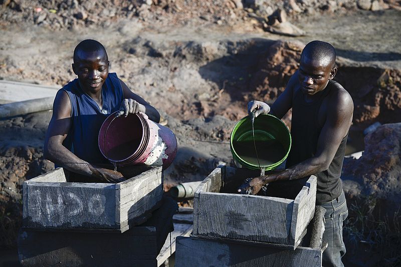 Zwei Männer beim Goldabbau in Tansania