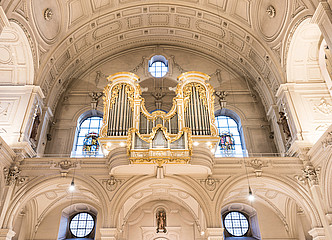 Blick auf die Orgel in der Münchner Jesuitenkirche St. Michael 