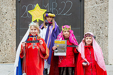 Vier Kinder als Sternsinger verkleidet