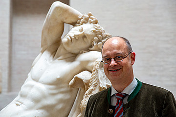 Christian Gliwitzky vor Statue des Barberinischen Fauns