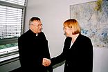 Bischof Lehmann und Angela Merkel bei einem Gespräch zwischen dem Präsidium der CDU und der Deutschen Bischofskonferenz am 11. Juni 2001 in Berlin