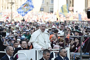 60.000 Ministranten bejubeln Papst Franziskus auf dem Petersplatz.