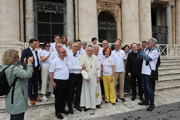 Menschengruppe um Papst Franziskus