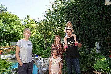 Katharina Kreppold und Familie Maslo im Garten